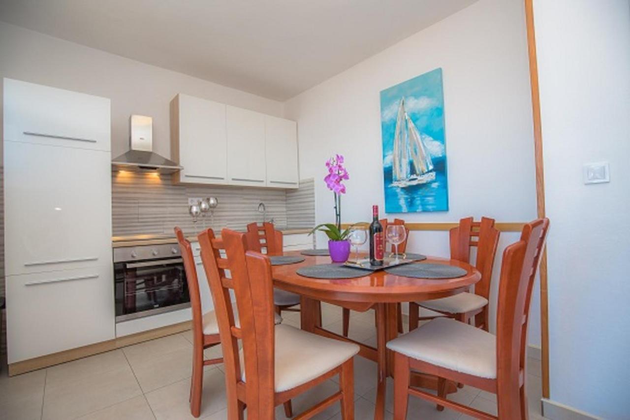 Apartmani Vesna Milisa Примоштен Екстер'єр фото